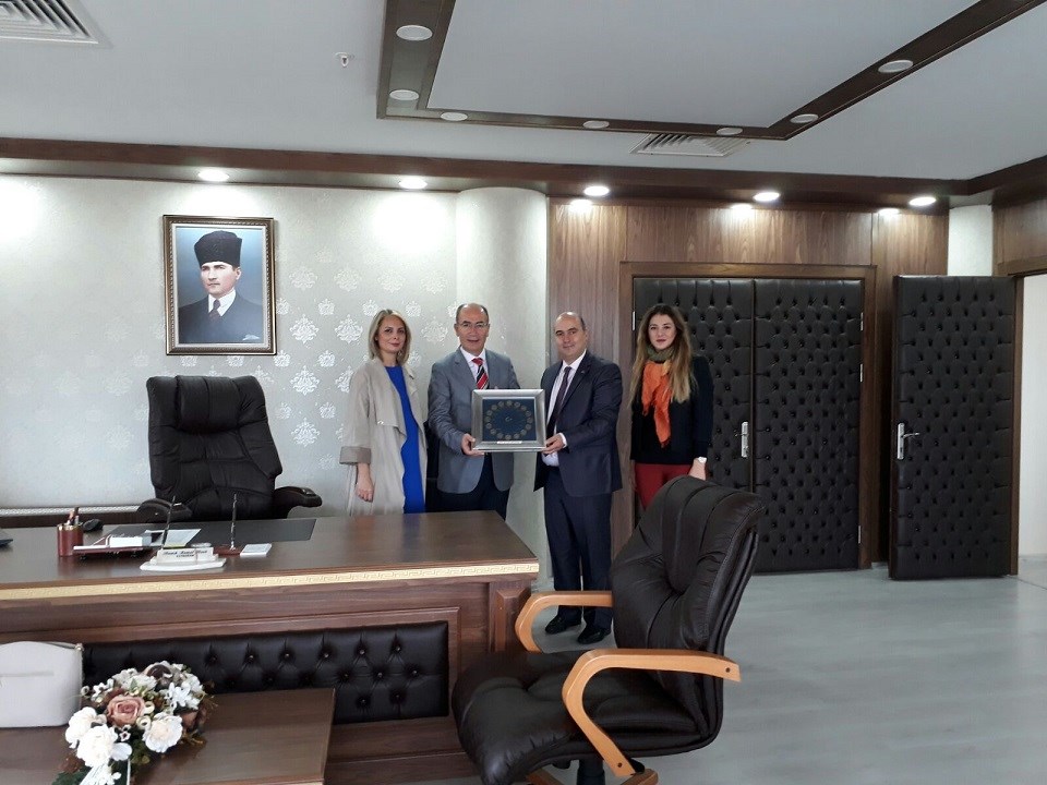 samsun sinav koleji yoneticileri ilcemiz kaymakami sayin namik kemal nazli yi makaminda ziyaret ettiler